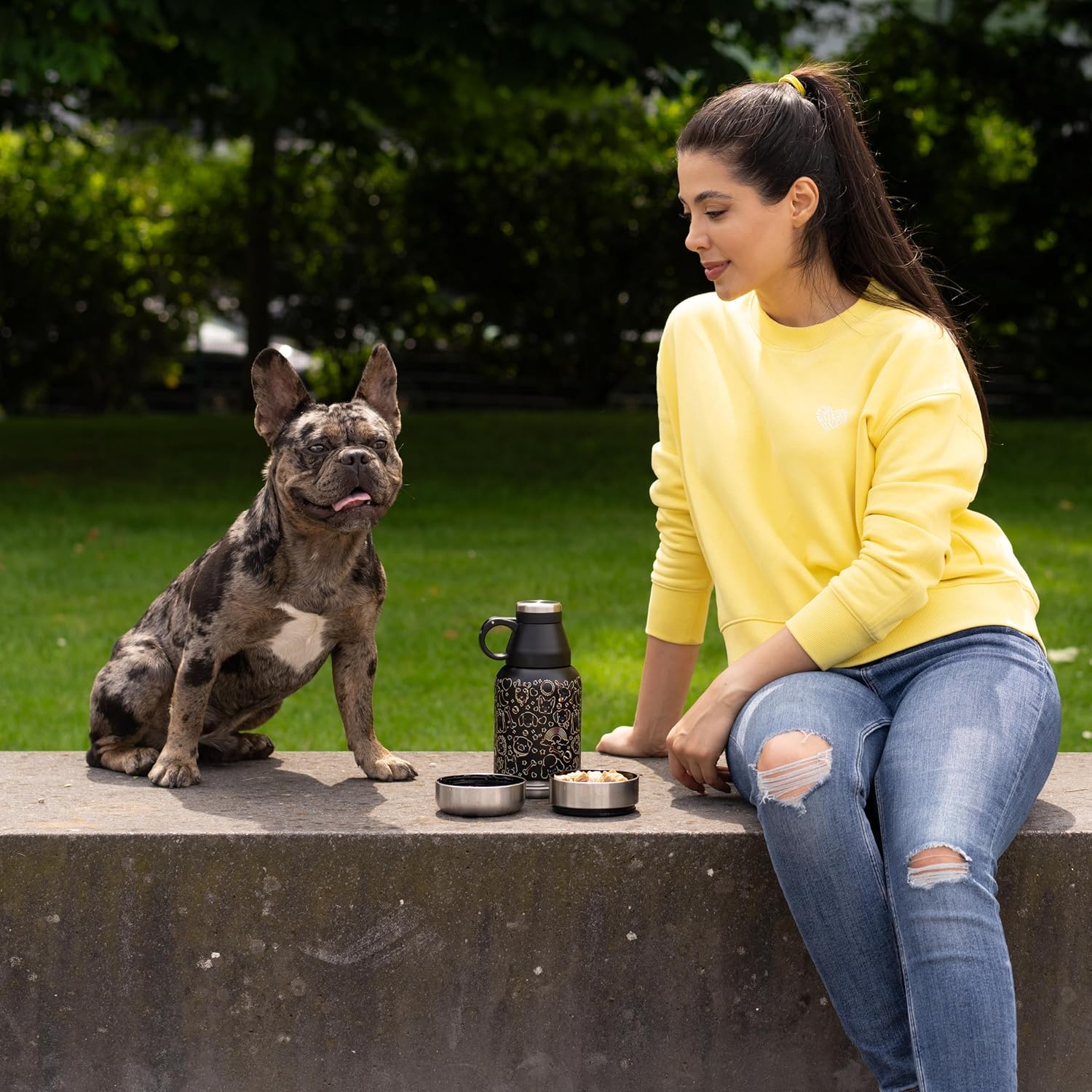 Lo mas bonito para tu cachorro.Pet2Go Botella de agua para mascotas para viaje 32 Oz + bolsa protectora, Tazones portatiles enroscables, Kit dispensador de Hidratacion para paseos con mascotas(dorado)
