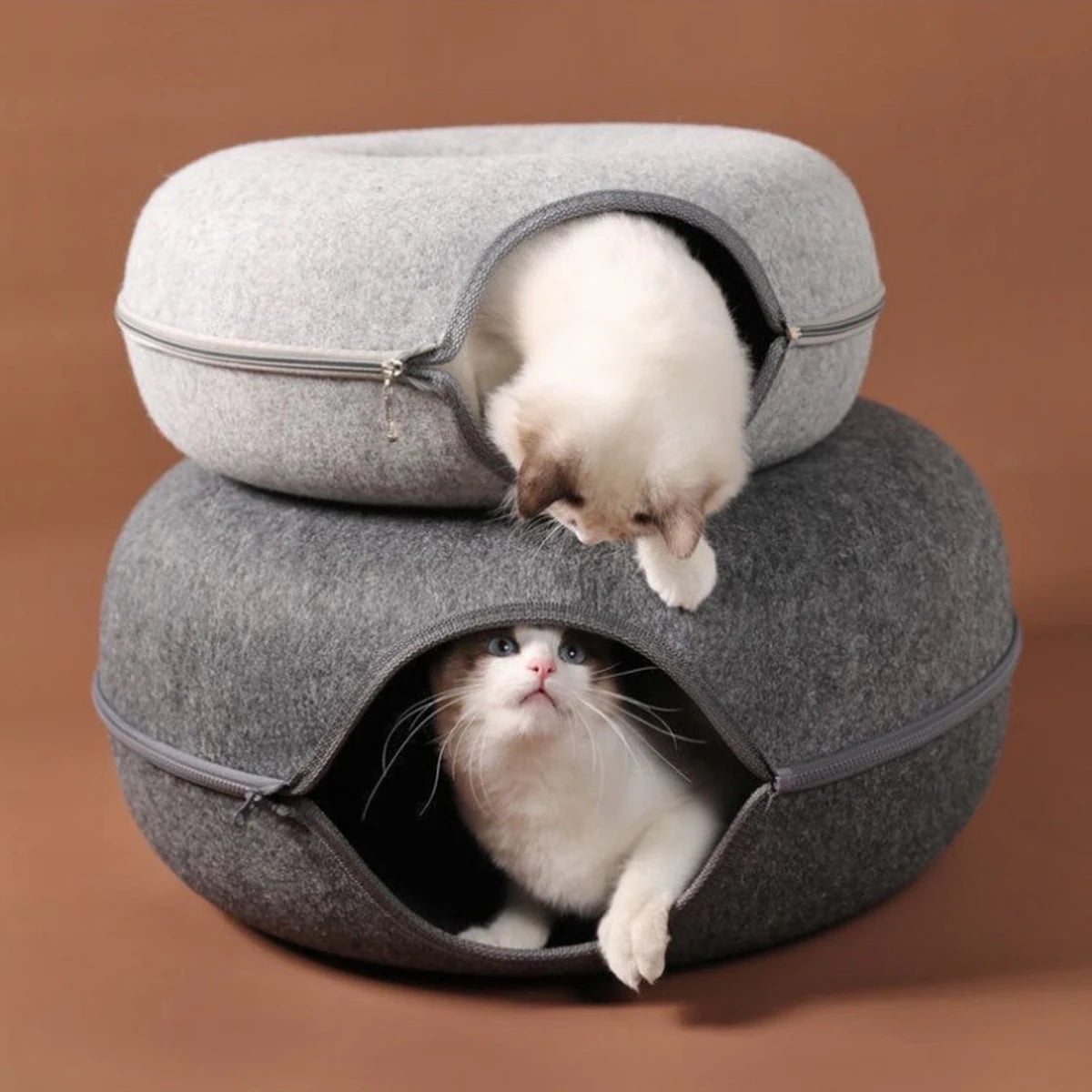 🍩 Cama Dona de Fieltro con Túnel para Gatos